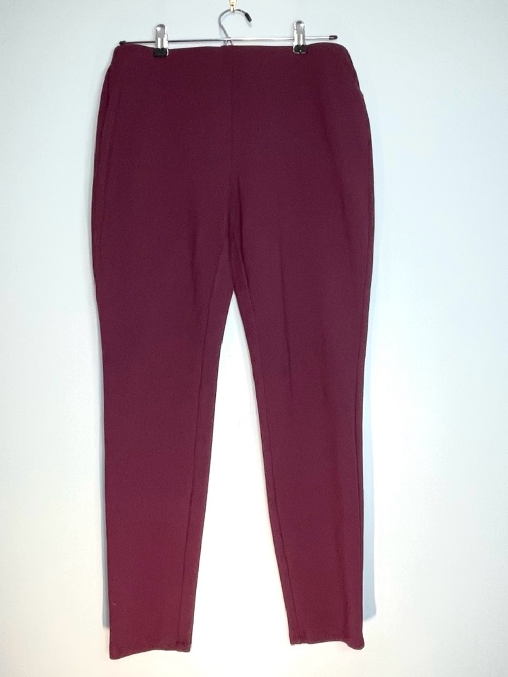 Chico’s Women’s Pull-On Maroon Burgundy Pants Tapered Leg Chico’s Size 0 (US 4)